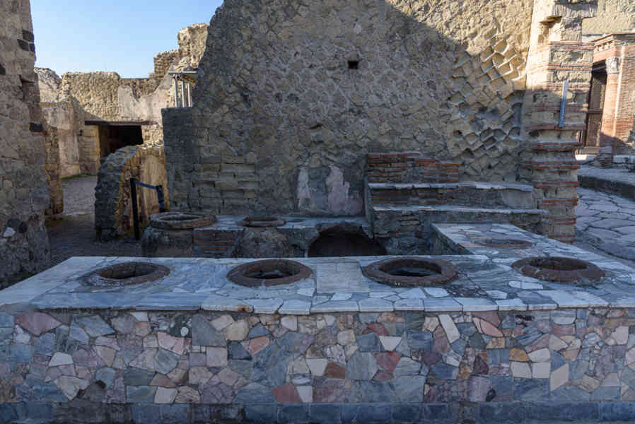 256 - Italia - Herculano - parque arqueológico de Herculano - Taberna Grande.jpg